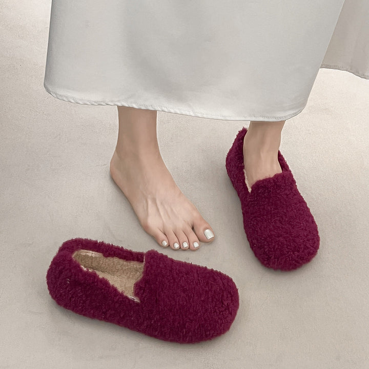 Women cozy slippers made of high-quality plush material Lune London