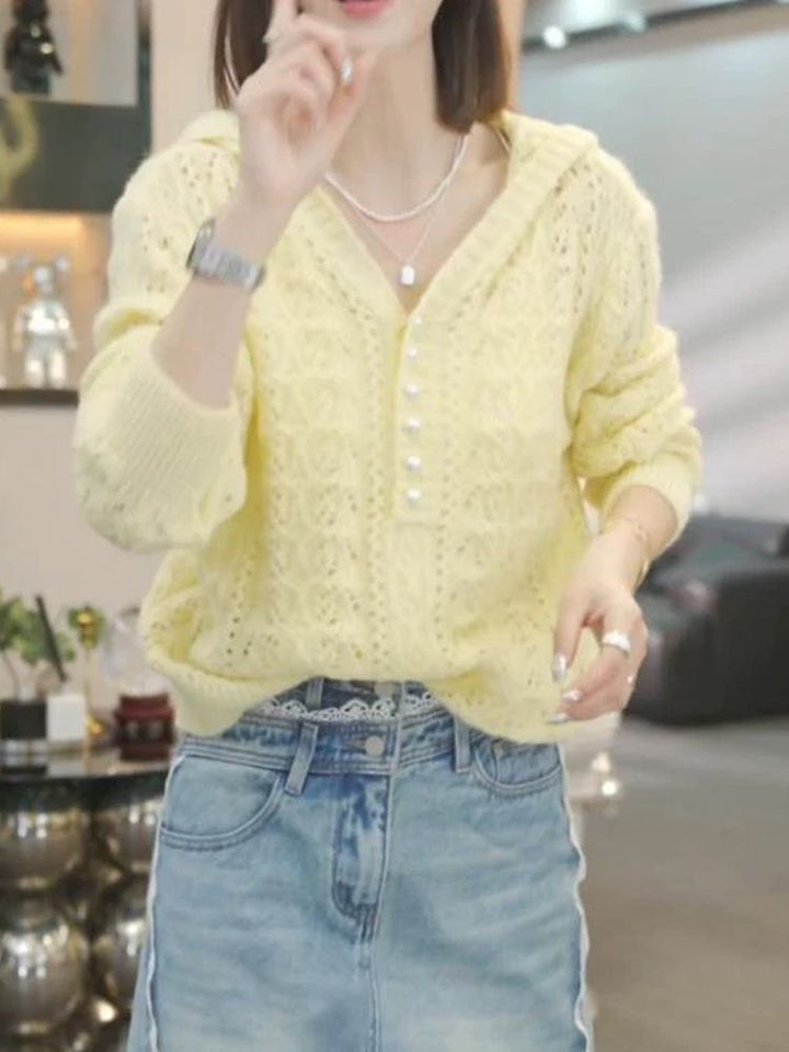Pull en tricot pour femmes avec capuche et détails de boutons élégants Chic & Stil