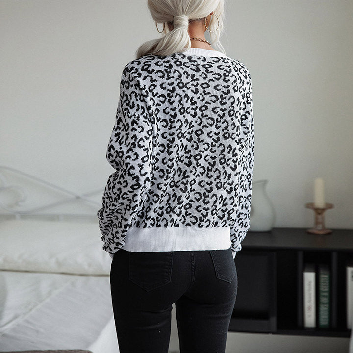 Trendy knit sweater for women with a casual leopard pattern and a round neck Lune London