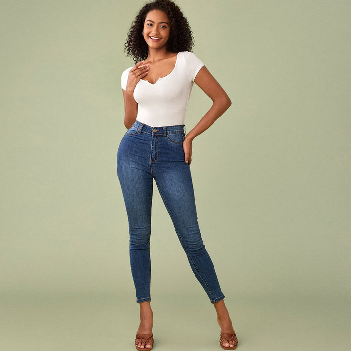 T-shirt ajusté pour femmes avec un décolleté en V profond et des manches courtes Chic & Stil