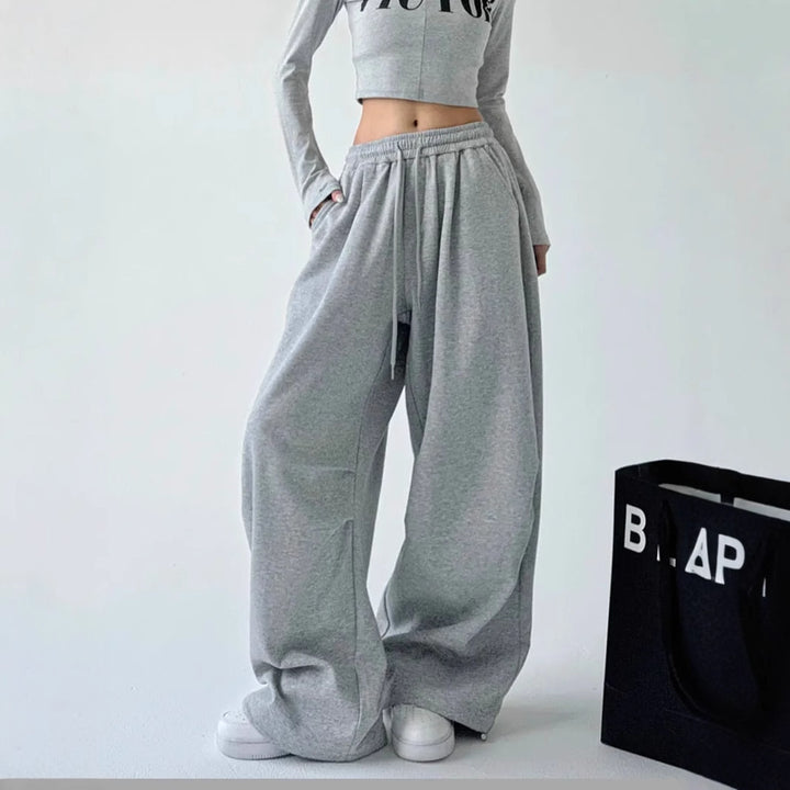 Wide sweatpants for women with elastic waistband and relaxed fit Lune London