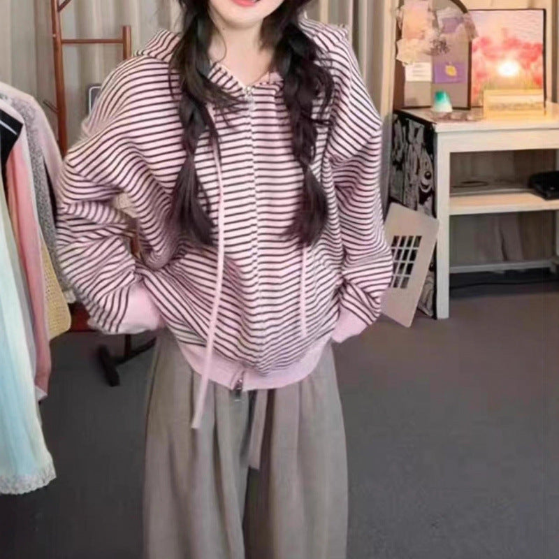 Cardigan féminin à la mode avec un large motif rayé et des poches pratiques Chic & Stil
