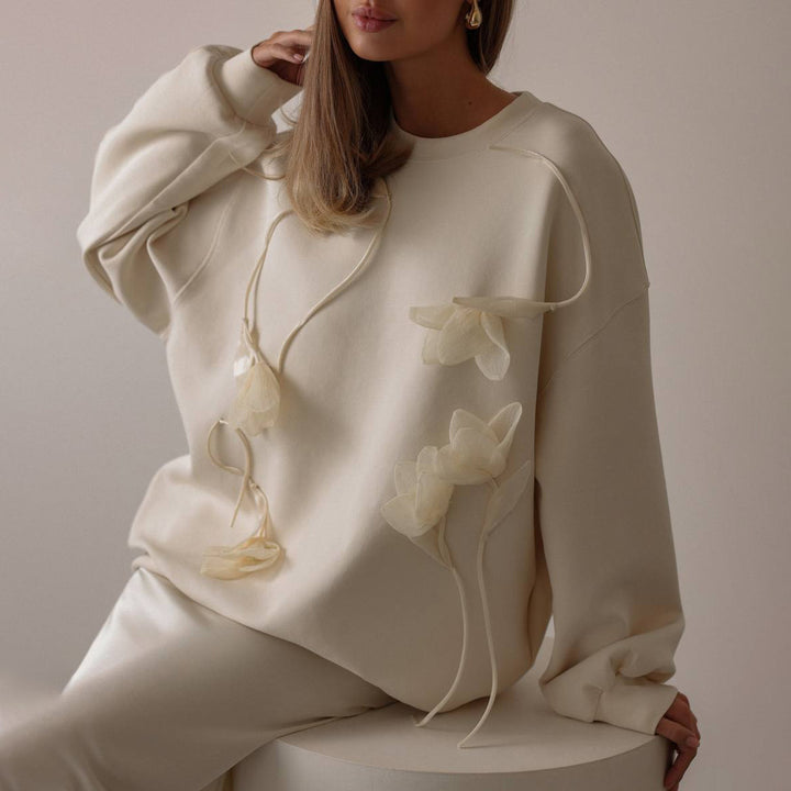 Women's sweatshirt with floral appliqués and a chic casual cut