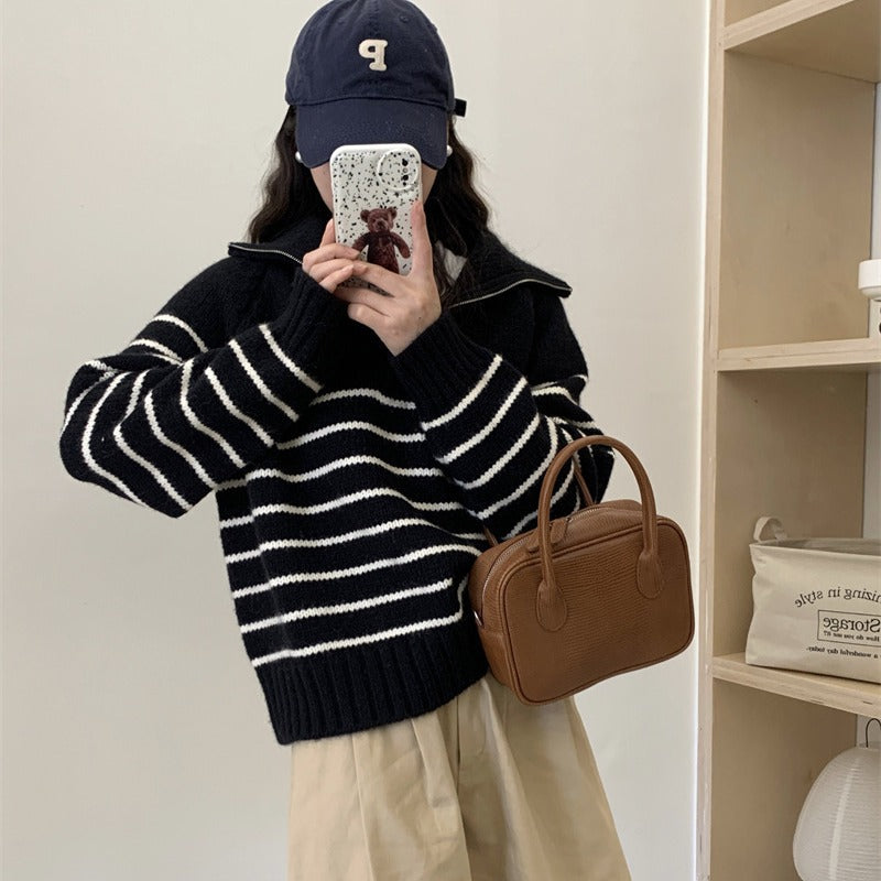 Sweater décontracté pour femmes avec design rayé et demi-zip Chic & Stil