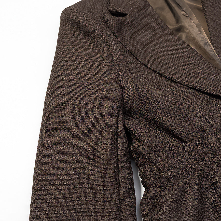 Veste blazer pour femmes avec un look sur mesure et des détails de volants raffinés Chic & Stil