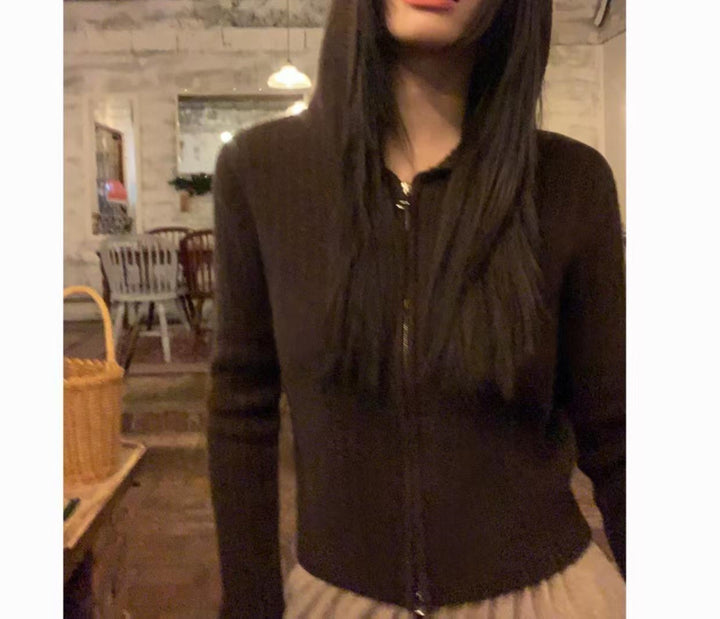 Veste à capuche tendance pour femmes avec de fins détails en maille côtelée Chic & Stil