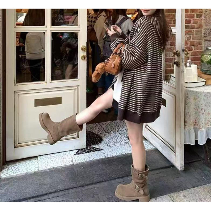 Cardigan féminin à la mode avec un large motif rayé et des poches pratiques Chic & Stil