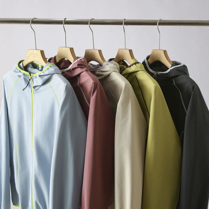 Veste coupe-vent légère pour femme avec un design de capuche innovant Chic & Stil