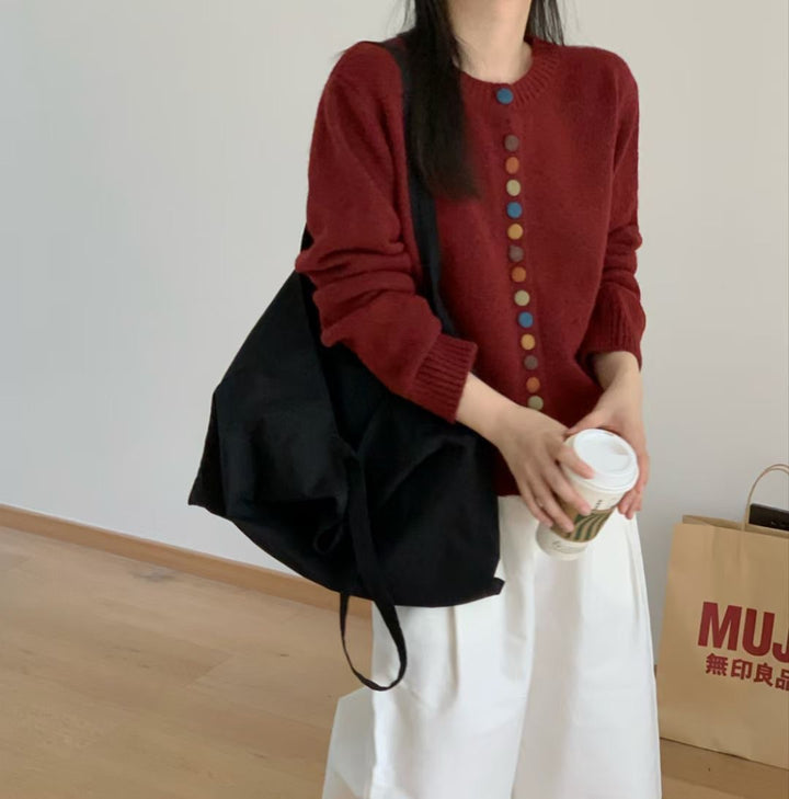 Cardigan pour femmes avec des détails de boutons colorés et une coupe décontractée Chic & Stil