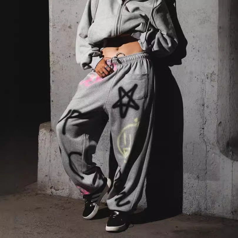 Ensemble de sweat à capuche et de pantalon de jogging pour femmes dans un design graffiti urbain Chic & Stil