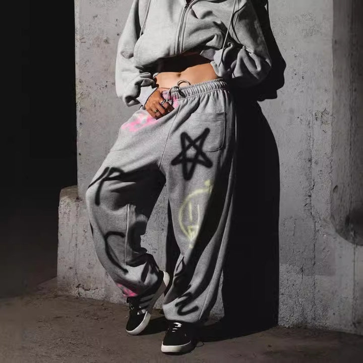 Ensemble de sweat à capuche et de pantalon de jogging pour femmes dans un design graffiti urbain Chic & Stil