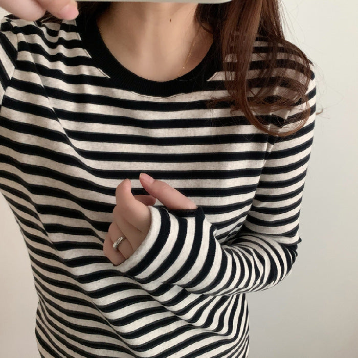 Ladies casual long sleeve shirt with fashionable stripe pattern and thumb holes Chic & Stil