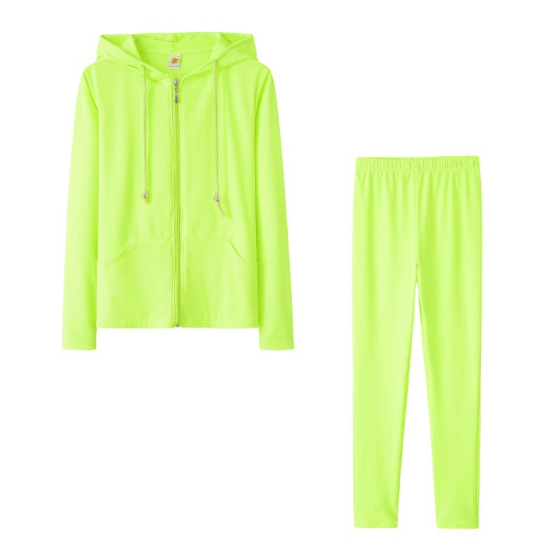 Ensemble de sport pour femmes en deux pièces avec veste à capuche et pantalons ajustés Chic & Stil