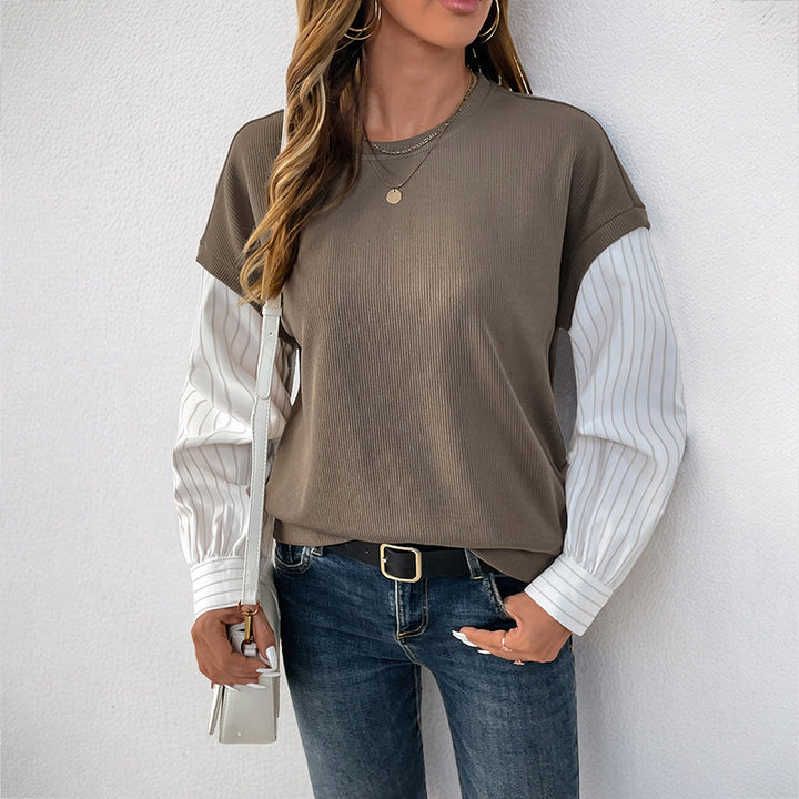 T-shirt féminin à la mode avec un look superposé créatif et des manches roulées élégantes Chic & Stil