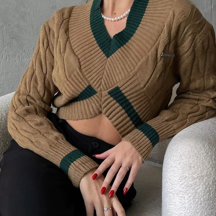 Pull crop en maille pour femme avec col en V et détails contrastés Chic & Stil
