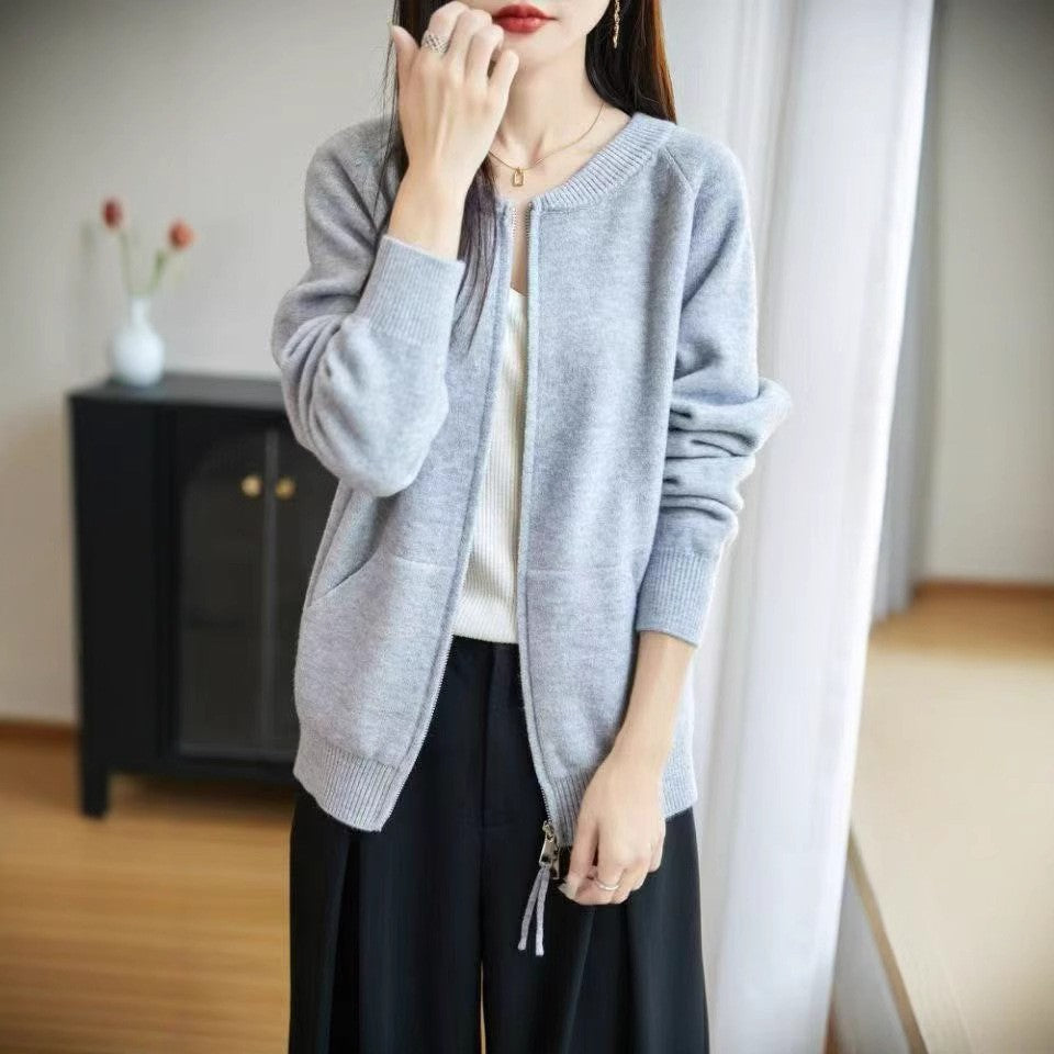 Veste en tricot confortable pour femmes avec fermeture éclair haute et poches latérales généreuses Chic & Stil