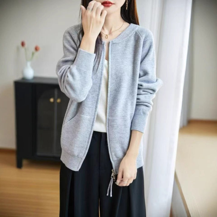 Veste en tricot confortable pour femmes avec fermeture éclair haute et poches latérales généreuses Chic & Stil