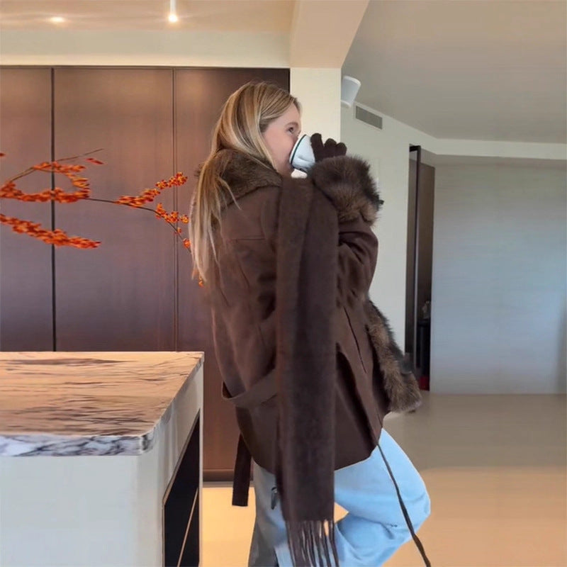 Manteau en fausse fourrure luxueux pour femmes avec ceinture à la taille Chic & Stil