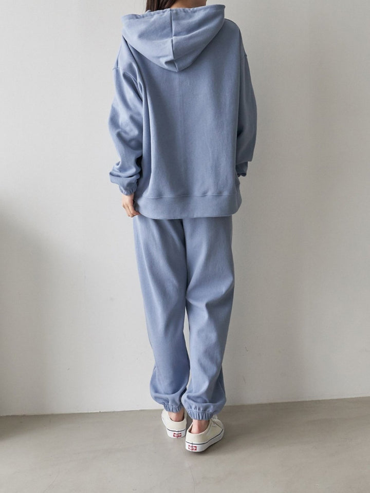 Women's casual hoodie and sweatpants set made of soft cotton material Chic & Stil