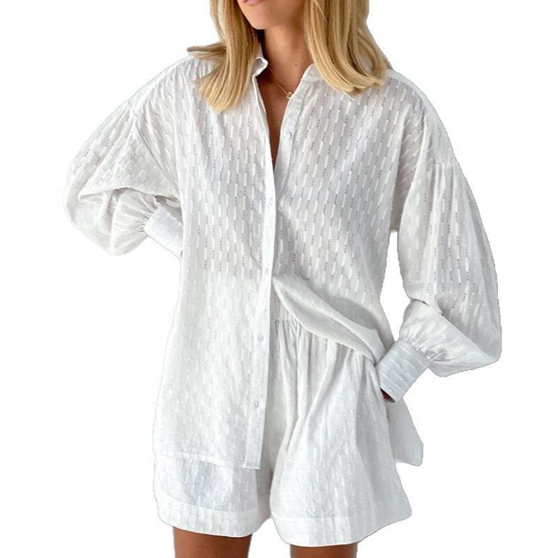 Oversized casual shirt for women with structure and chic and stylish short shorts