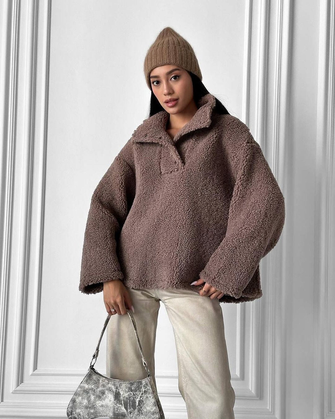 Comfortable fleece sweater for women in a chic casual style