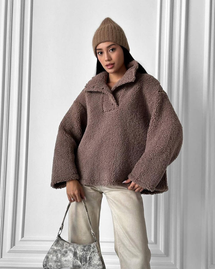 Comfortable fleece sweater for women in a chic casual style