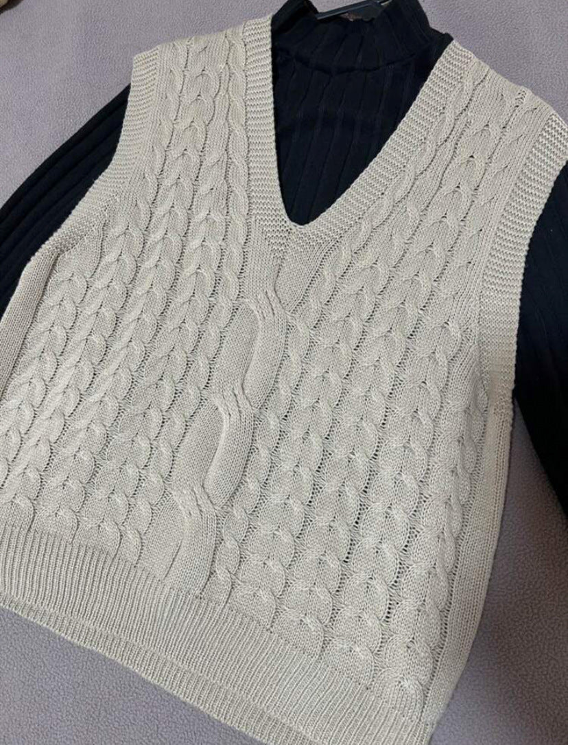 Knitted cardigan for women with traditional cable pattern Lune London