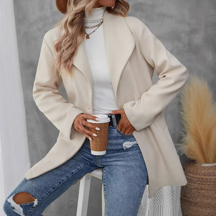 Veste féminine moderne de transition avec grand revers et fermeture à bouton Chic & Stil