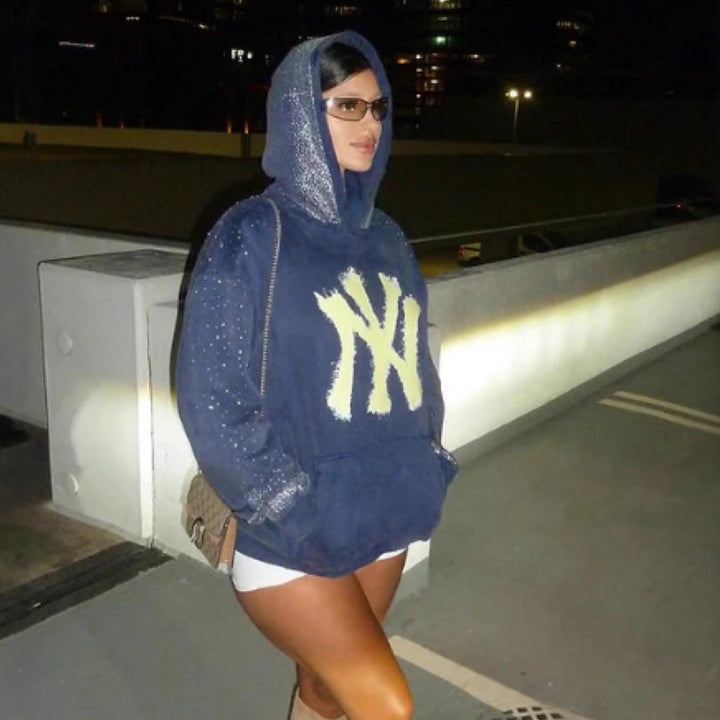 Hoodie femme avec des détails scintillants et un logo frappant Chic & Stil