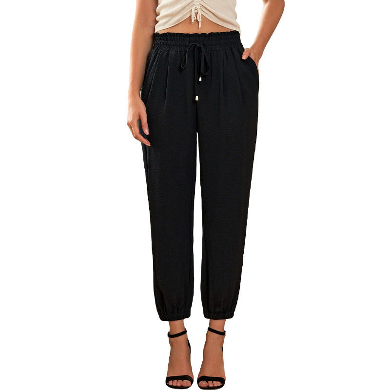Lightweight jogging pants for ladies with an elastic waistband and practical pockets Lune London