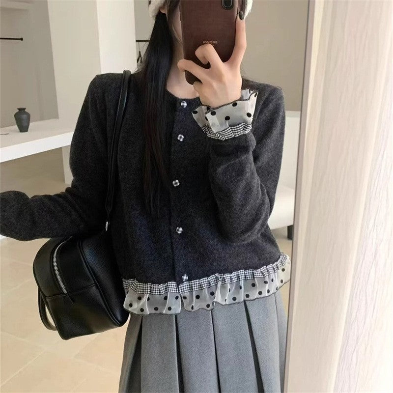 Cardigan pour femmes avec volants décoratifs et détails de boutons Chic & Stil