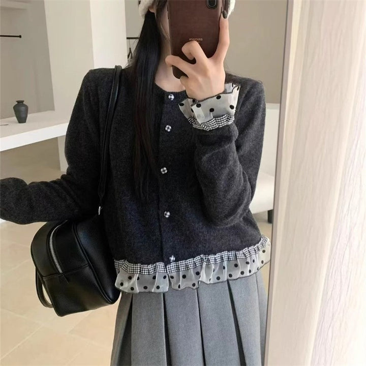Cardigan pour femmes avec volants décoratifs et détails de boutons Chic & Stil