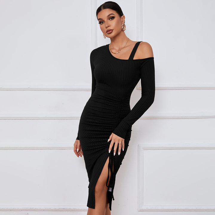 Robe côtelée ajustée pour femme avec décolleté asymétrique et fronces sophistiquées Chic & Stil