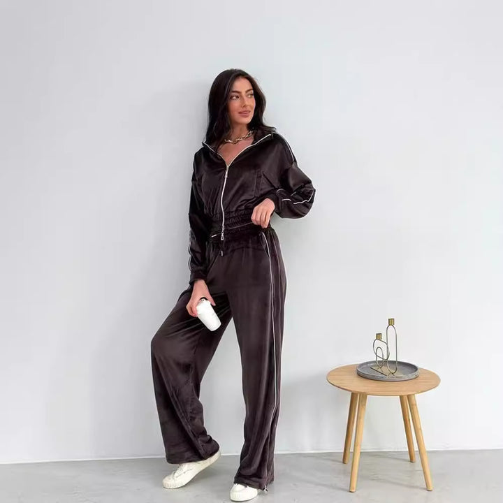Women's sports set with elastic waistband and contrasting side stripes Lune London