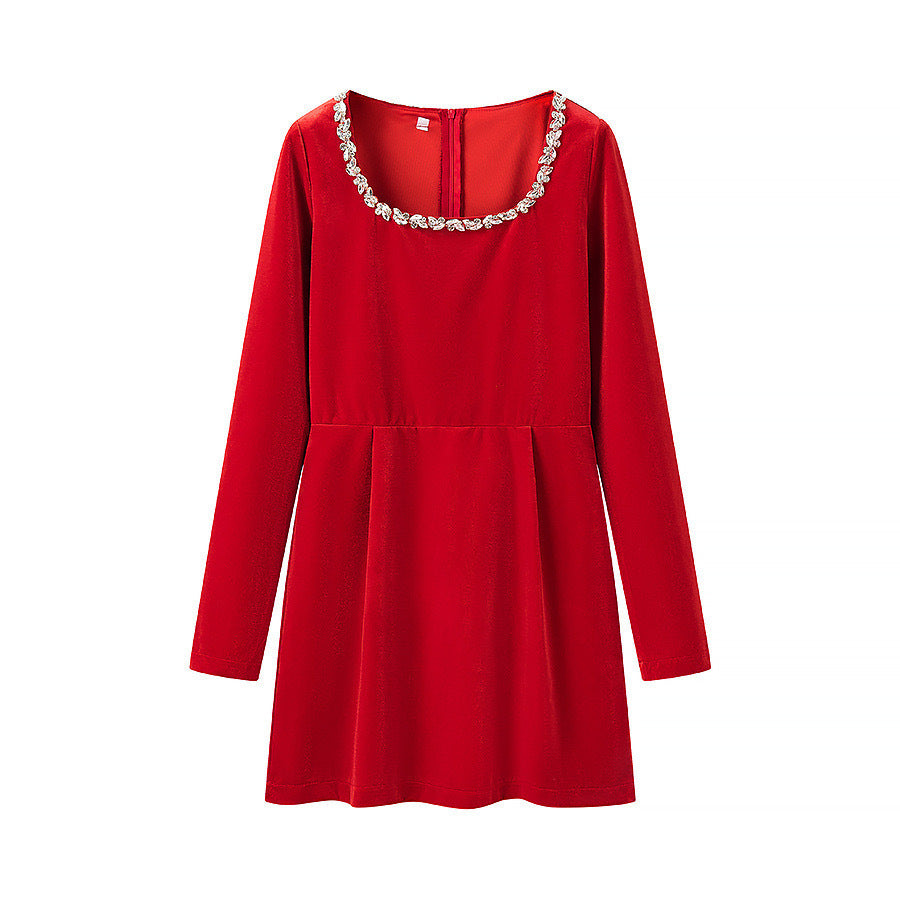 Elegant dress for women with a nice round neckline and decorated chic and stylish details