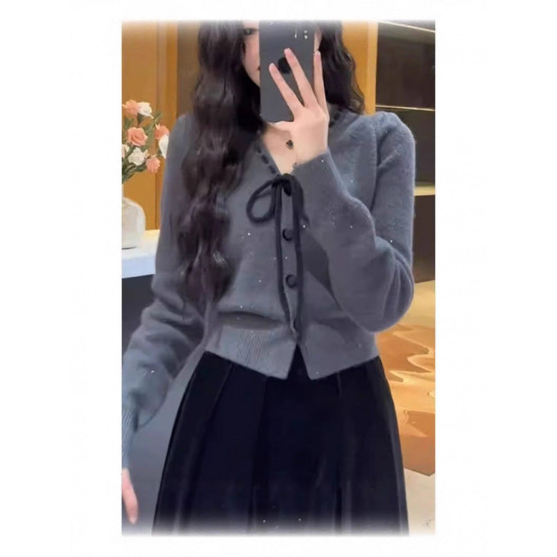 Cardigan pour femmes avec fermeture décorative à nœud et détails de bouton Chic & Stil