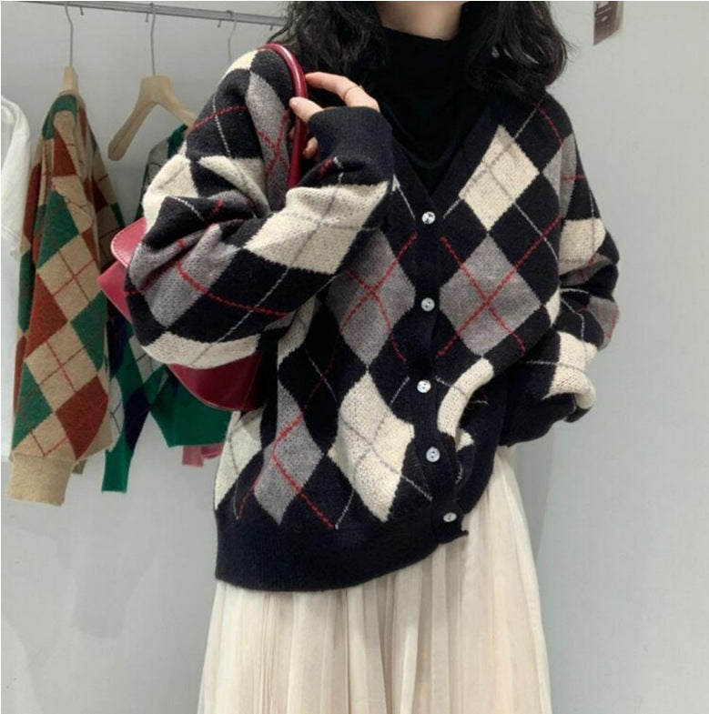 Manteau de marche féminin à la mode avec un motif en diamant élaboré et des détails de boutons Chic & Stil