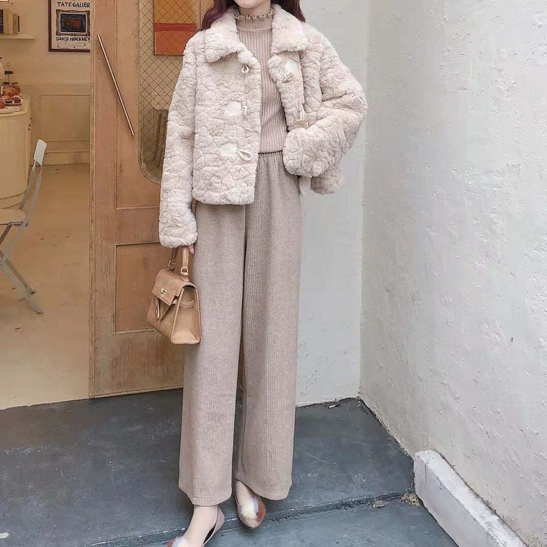 Veste élégante en fausse fourrure pour femmes avec col stylé et détails de boutons décoratifs Chic & Stil