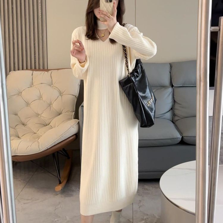 Robe en maille pour femmes avec décolleté en V profond et design en côtes texturées Chic & Stil