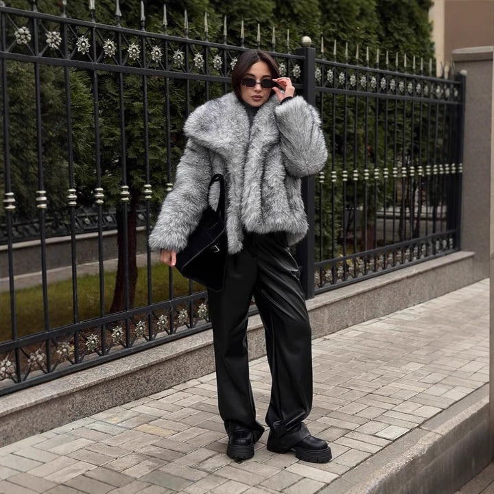 Elegant women's faux fur jacket with voluminous collar and zippered pockets Lune London