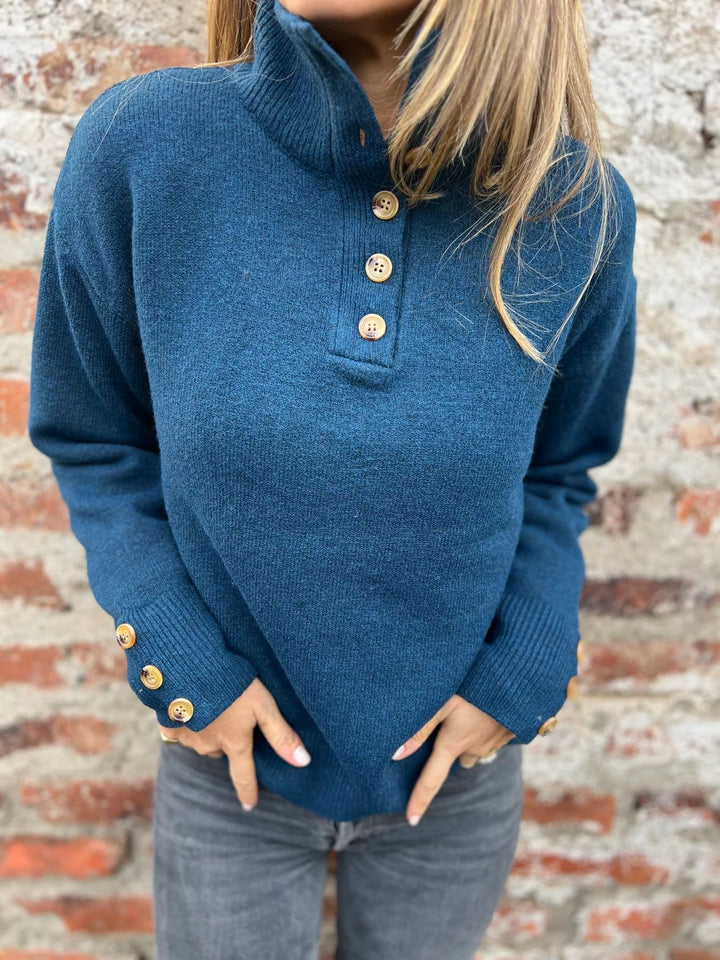 Pull confortable pour femmes avec col haut et détails de boutons décoratifs Chic & Stil
