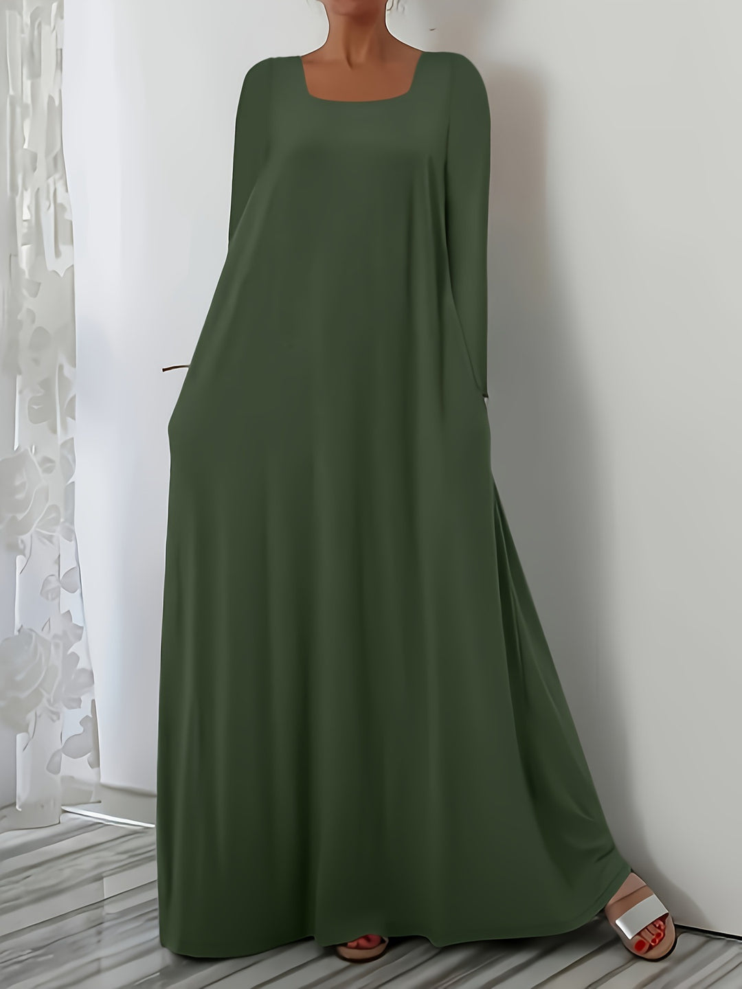 Maxi dress with a loose fit for women with practical pockets Lune London