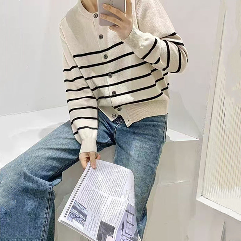 Cardigan tricot décontracté pour femmes avec des rayures classiques et des détails de bouton Chic & Stil