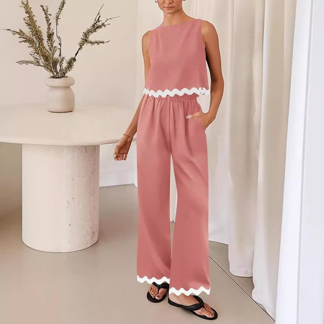 Women elegant lounge outfit with loose fit and decorative wavy finishes Chic und Stil