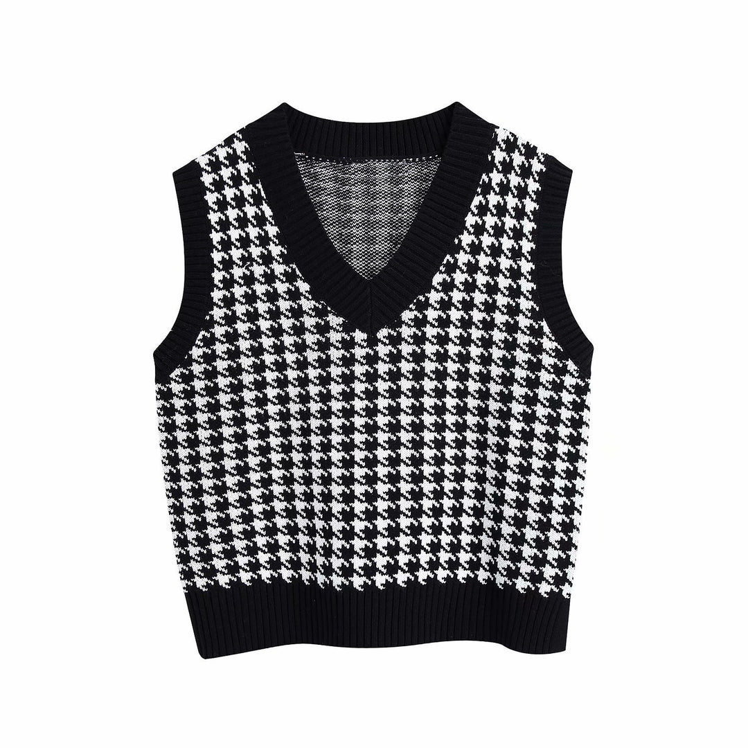 Trendy oversized knitted sweater for women with V-neck and fine pattern Lune London