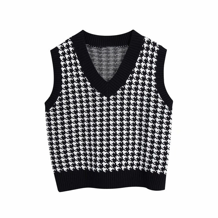 Trendy oversized knitted sweater for women with V-neck and fine pattern Lune London