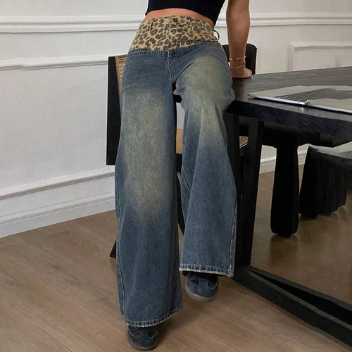 High-waisted women's jeans with loose fit in leopard Lune London