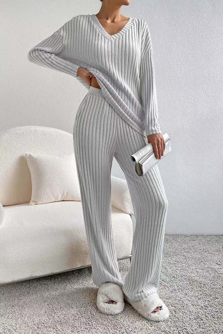 Casual knitted lounge set for women with V-neck Lune London