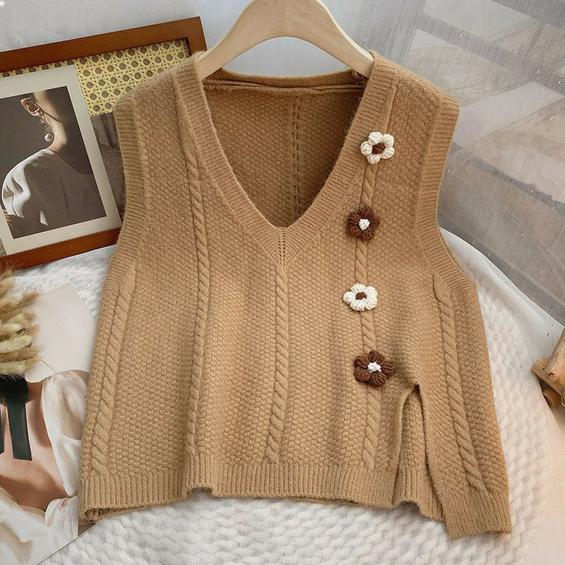Ladies chunky knit cardigan with V-neckline and floral accents Lune London