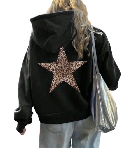 Women's hoodie with striking leopard star design Chic & Stil